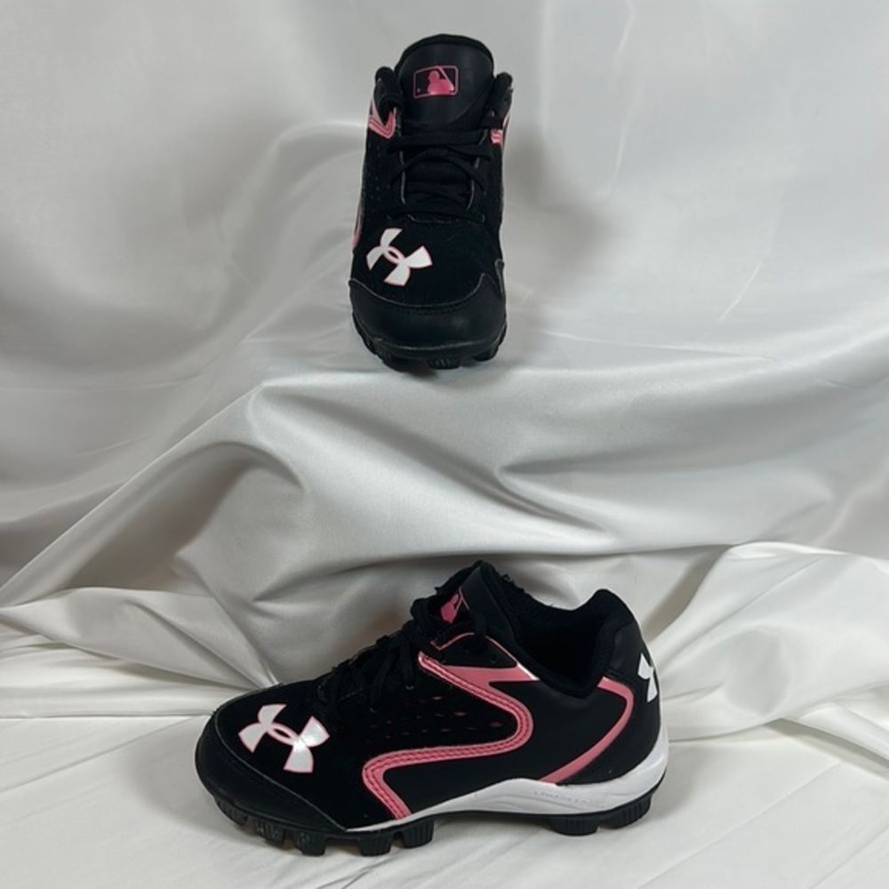 🥎 Under Armour, girls size 12 kids softball cleats.